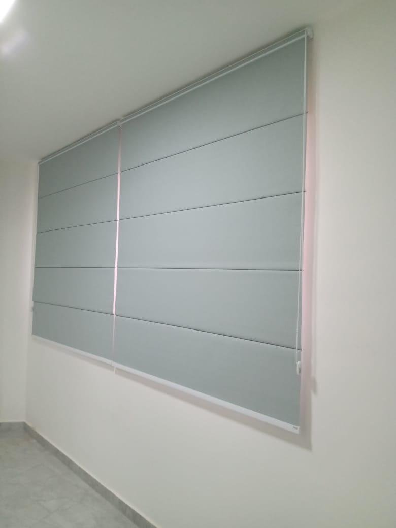 Persiana rolô instalada em ambiente comercial