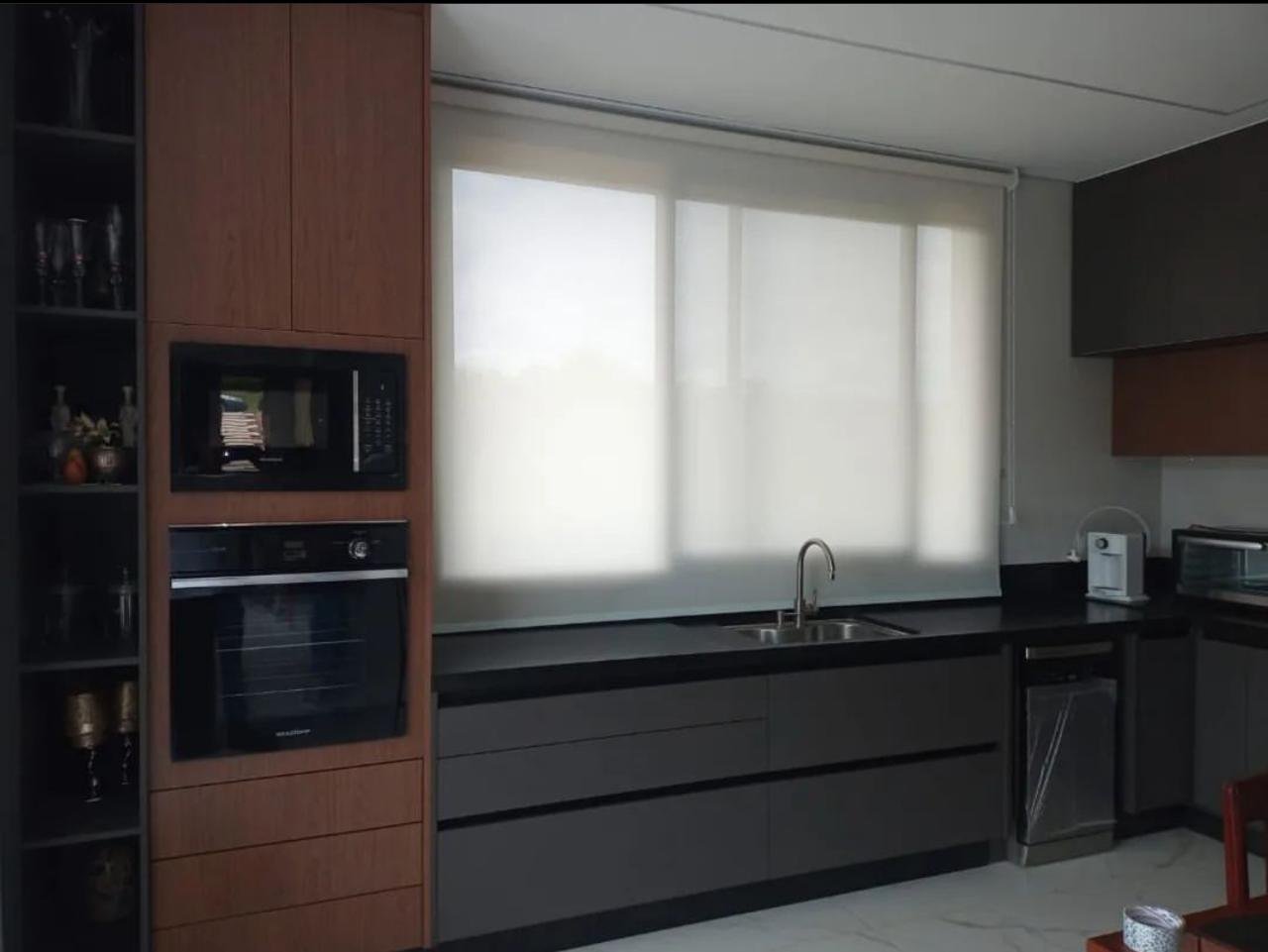 Persiana rolô instalada em janela de cozinha planejada