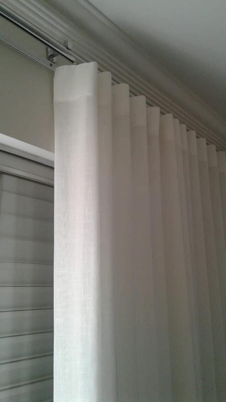 Detalhe do acabamento em ondas perfeitas e trilho suíço da cortina
