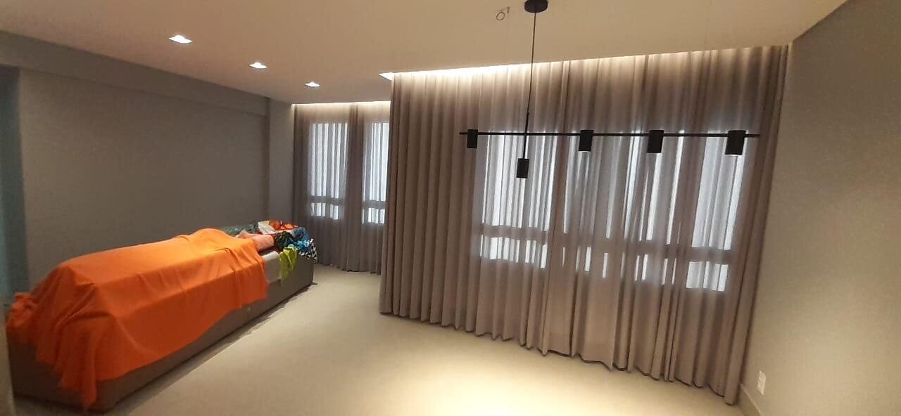 Quarto amplo com cortina blackout e voil sob medida