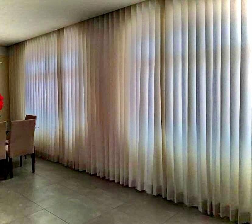 Sala de jantar com cortina translúcida em parede inteira